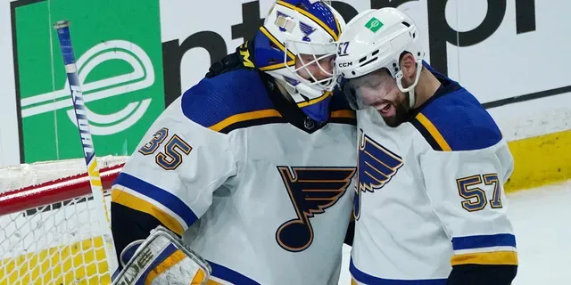 Les noms de David Perron et Ville Husso FLOTTENT dans le ciel de Montréal...