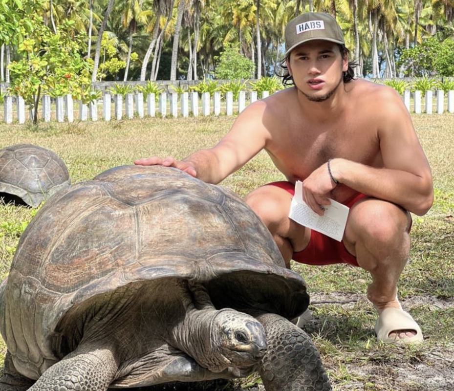 Pendant qu'Alex Romanov se la COULE DOUCE avec les TORTUES GÉANTES...