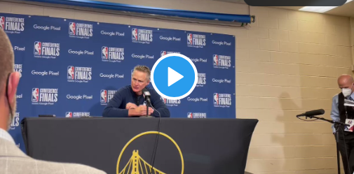 Vidéo: Après une autre TUERIE aux États-Unis...le coach des Warriors PÈTE une COCHE...