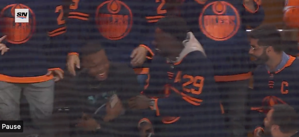 VIDÉO: HAHA!! Alphonso Davies veut VOLER la CASQUETTE de son CHUM!!