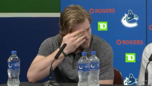 Vidéo: Scène déchirante à Vancouver...Brock Boeser fond en larmes...