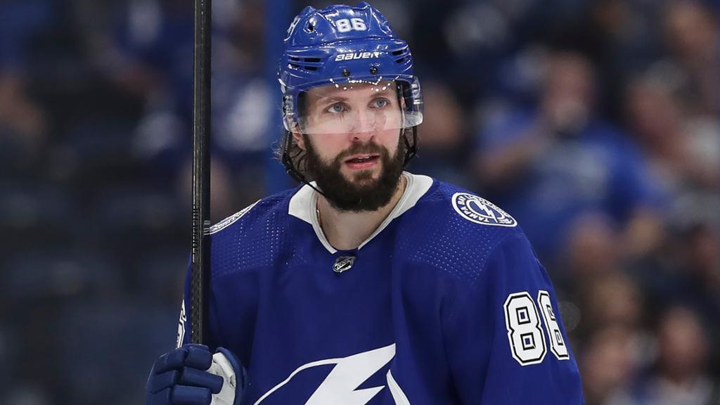 Vidéo: Nikita Kucherov SAUTE une COCHE et ABANDONNE avant la fin!!