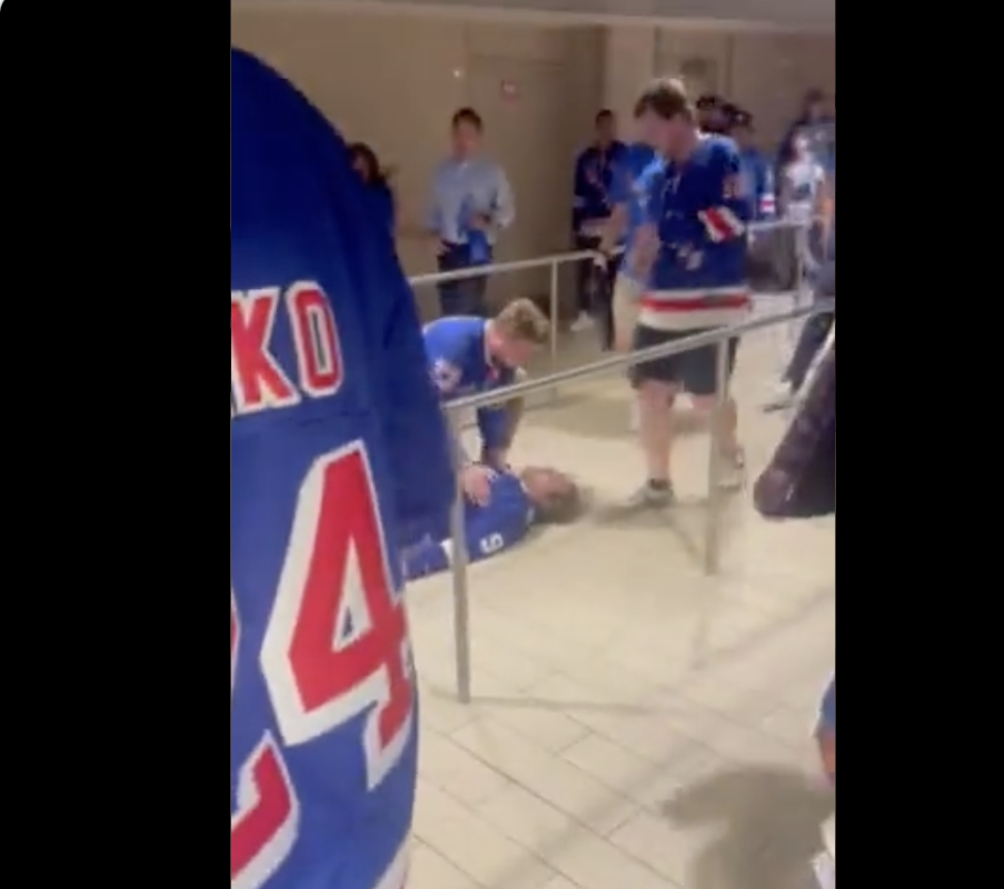 Vidéo: Scène à GLACER le SANG...Un fan des Rangers met K-O un partisan du Lightning...