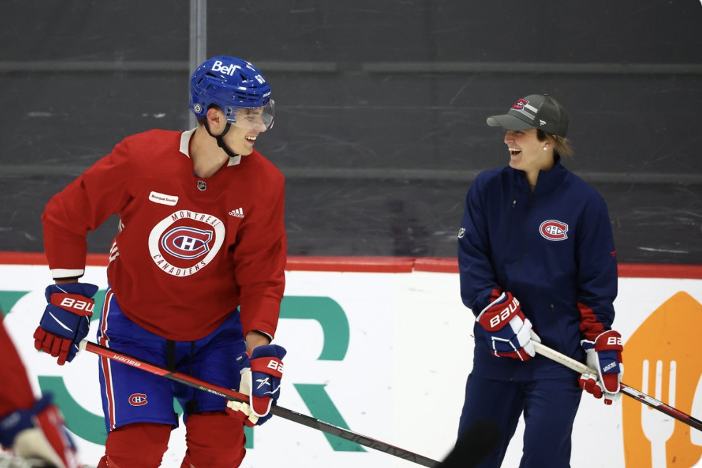 Marie-Philip Poulin a déjà pris Juraj Slafkovsky sous son AILE...