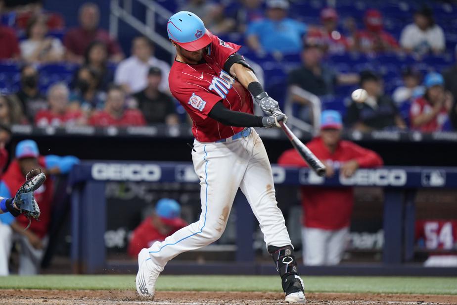 Vidéo: La réaction de la famille de Charles Leblanc...Quand le Québécois frappe son PREMIER CIRCUIT à VIE dans la MLB...