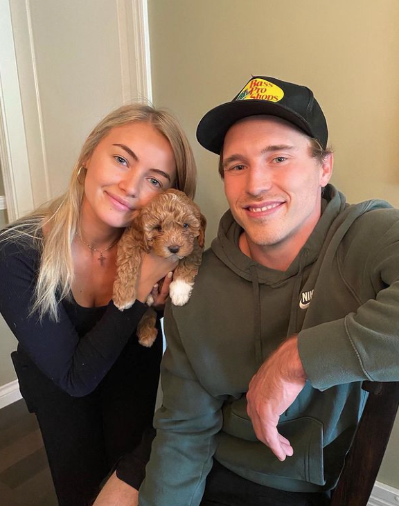 Brendan Gallagher...avec sa blonde québécoise...doit apprendre le français!!!