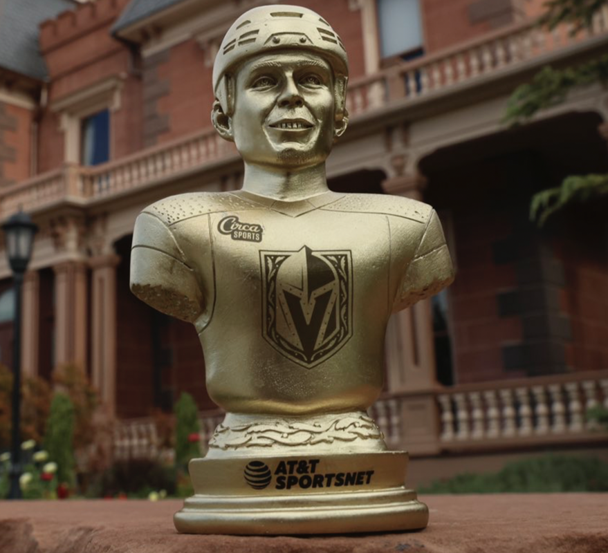 HAHA!!! Une statue de Jack Eichel crée l'EFFROI à Vegas...