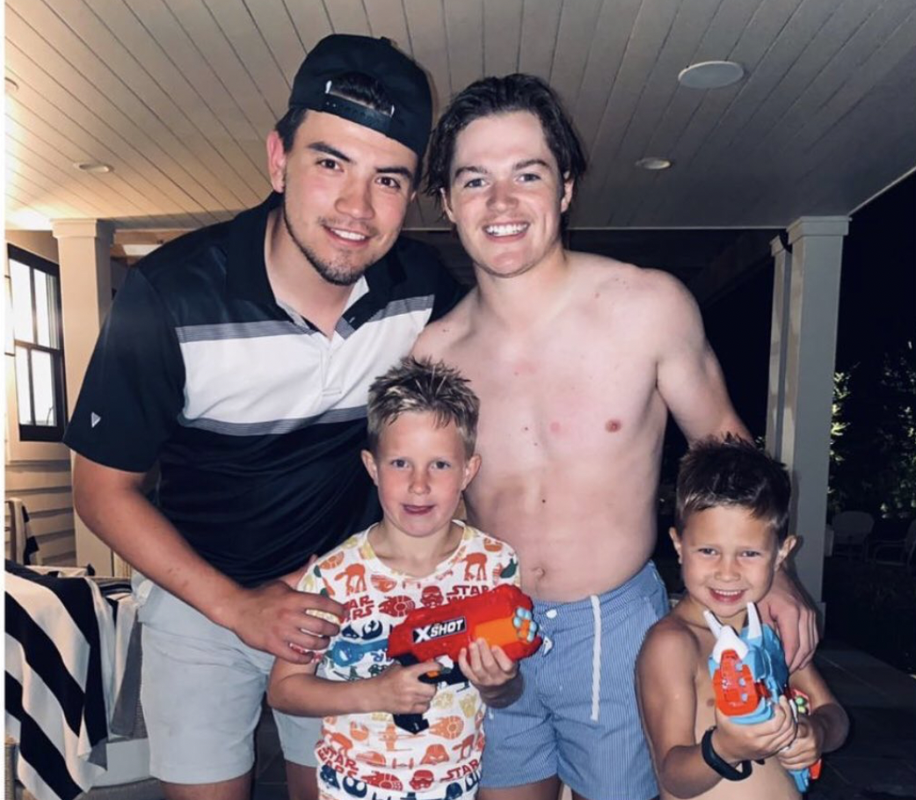 Nick Suzuki avec Cole Caufield à Détroit, la clause 