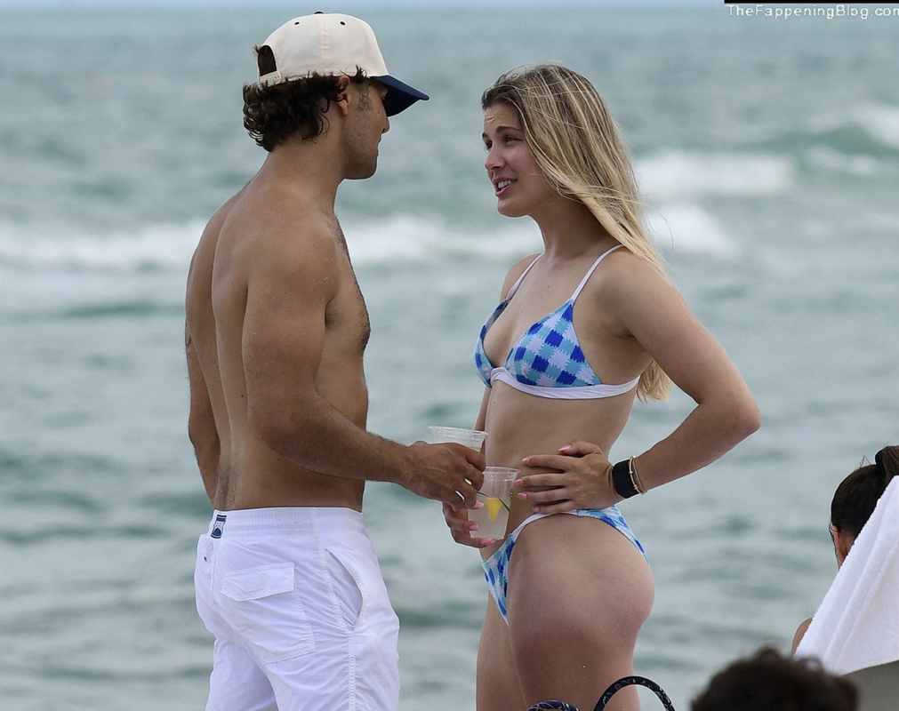 Photos: Eugénie Bouchard en train de FLIRTER à la plage...