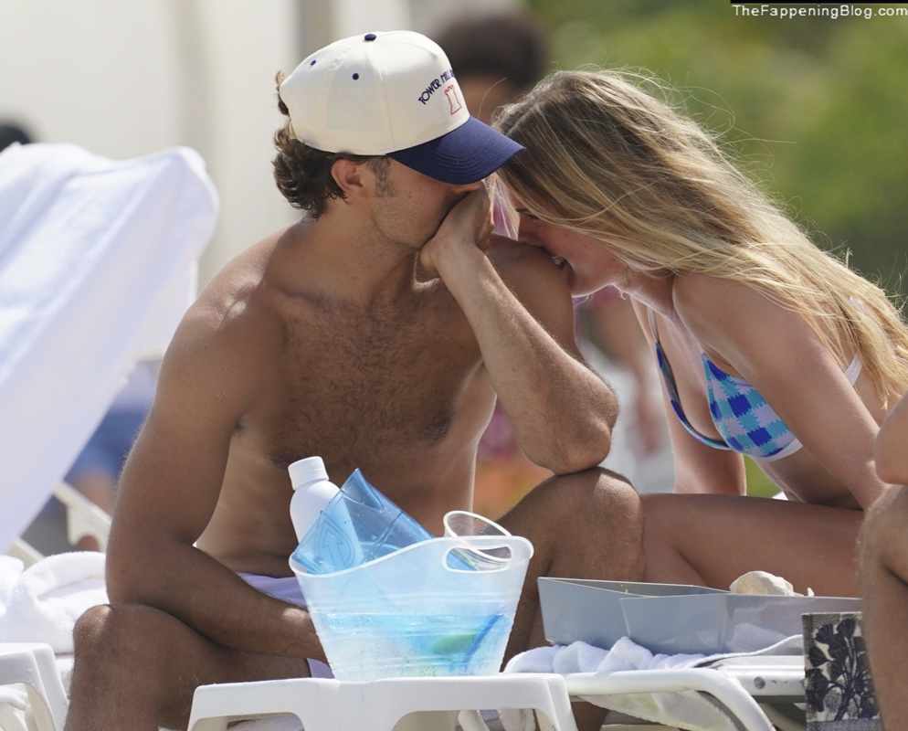 Photos: Eugénie Bouchard en train de FLIRTER à la plage...