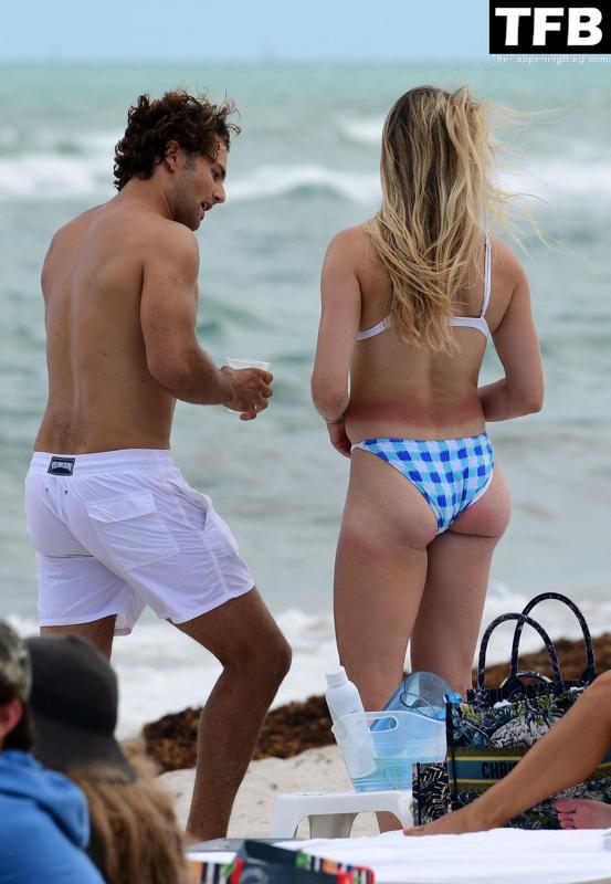 Photos: Eugénie Bouchard en train de FLIRTER à la plage...