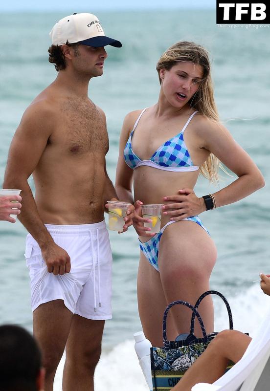 Photos: Eugénie Bouchard en train de FLIRTER à la plage...