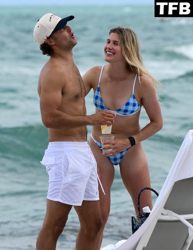 Photos: Eugénie Bouchard en train de FLIRTER à la plage...