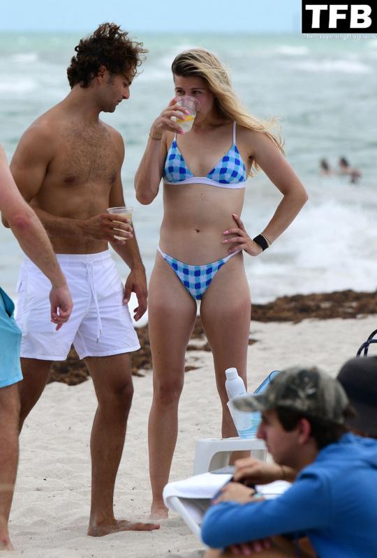 Photos: Eugénie Bouchard en train de FLIRTER à la plage...