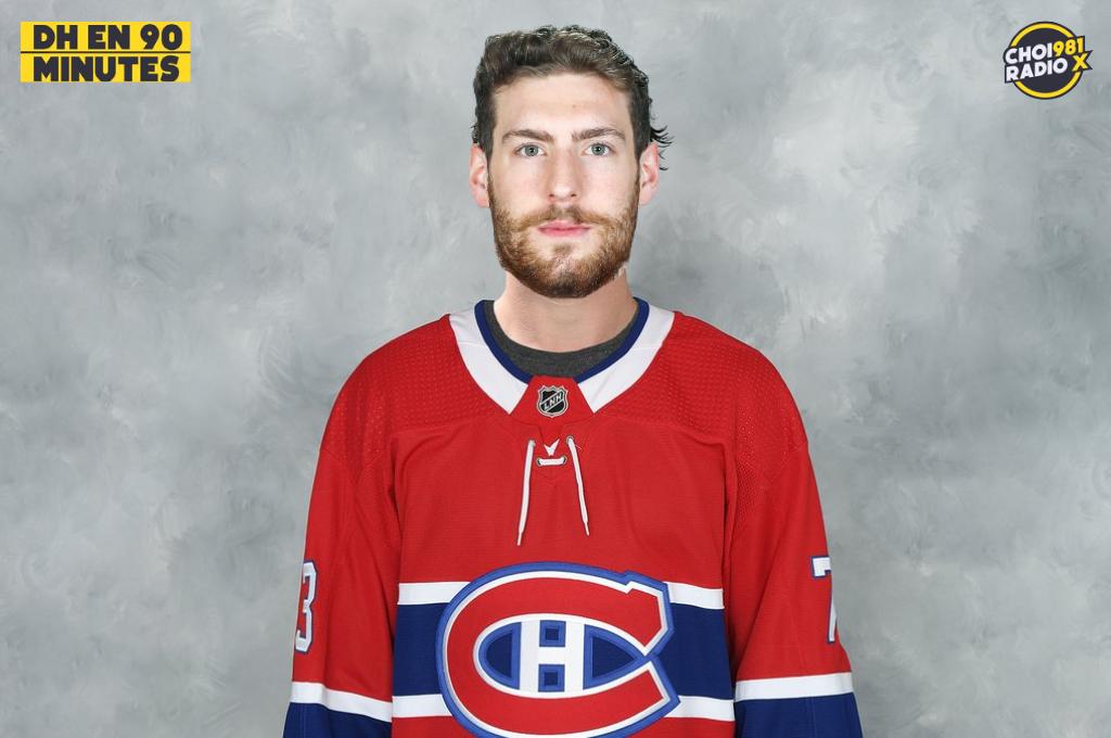 Pierre-Luc Dubois qui signe un chandail du CH...