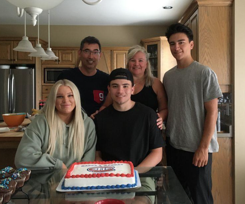 La blonde de Nick Suzuki....le contraire des HOCKEY WIVES...