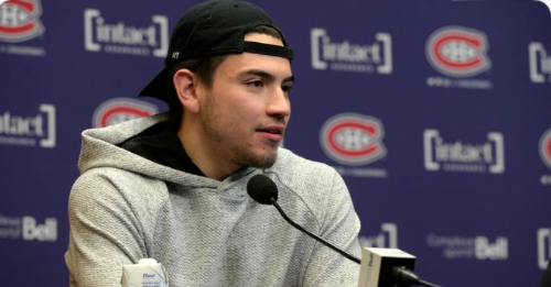 Nick Suzuki est attendu par la meute de journalistes...