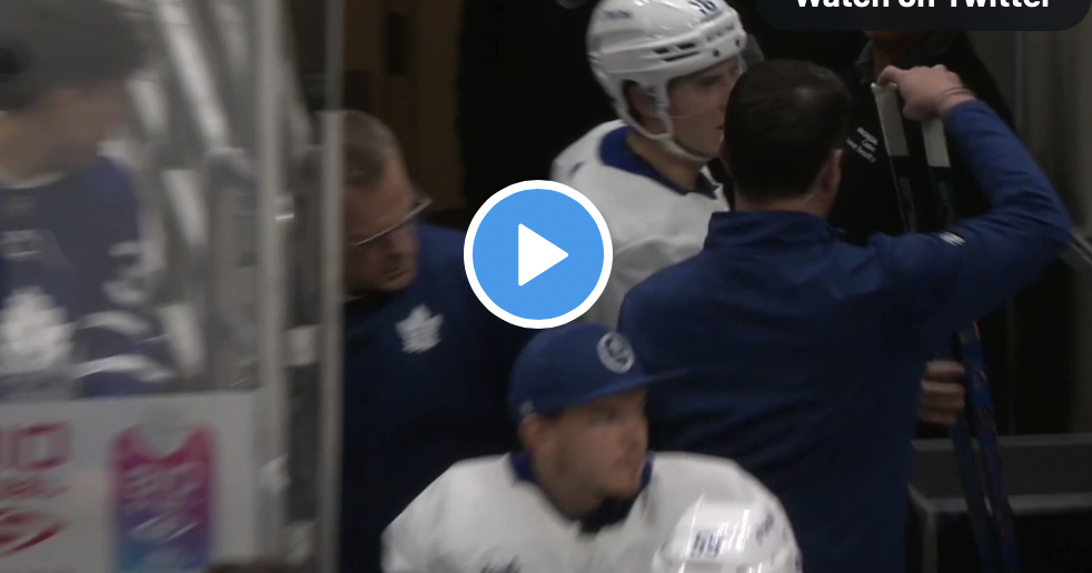 Vidéo: - Mitch Marner SAUTE une COCHE contre son coach...