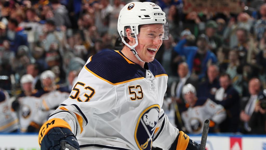 Vidéo: Quel but de Jeff Skinner!! Owen Power et Rasmus Dahlin le duo de l'heure!!