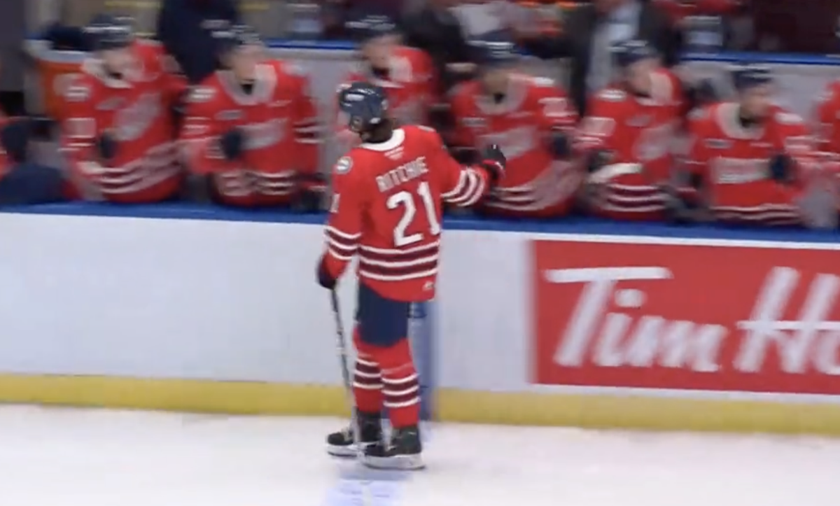 VIDEO: WOW... Calum Ritchie VOLE la VEDETTE à CONNOR BEDARD