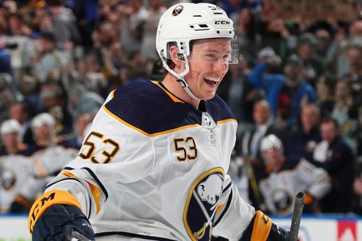 Vidéo: Quel but de Jeff Skinner!! Owen Power et Rasmus Dahlin le duo de l'heure!!