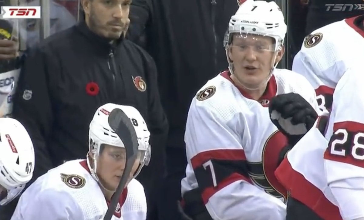 Brady Tkachuk HUMILIE Tim Stützte sur le BANC