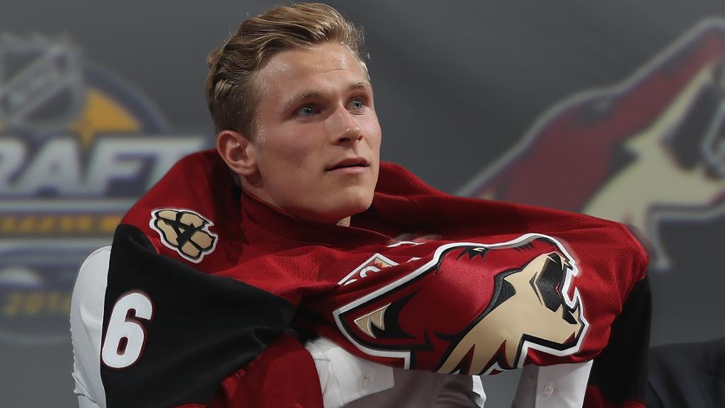 Les Coyotes essaient de justifier le prix demandé pour Jakob Chycrhun...