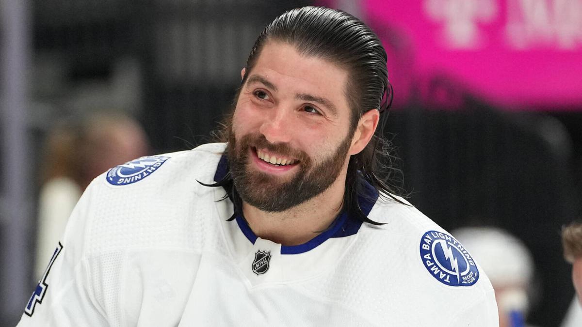 Pat Maroon répond à Jack Edwards avec le Tweet de l'année!!!