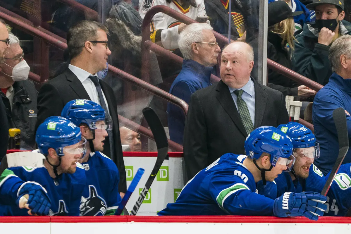 Vidéo: HAHA!! Les joueurs des Canucks se font RIDICULISER!!!