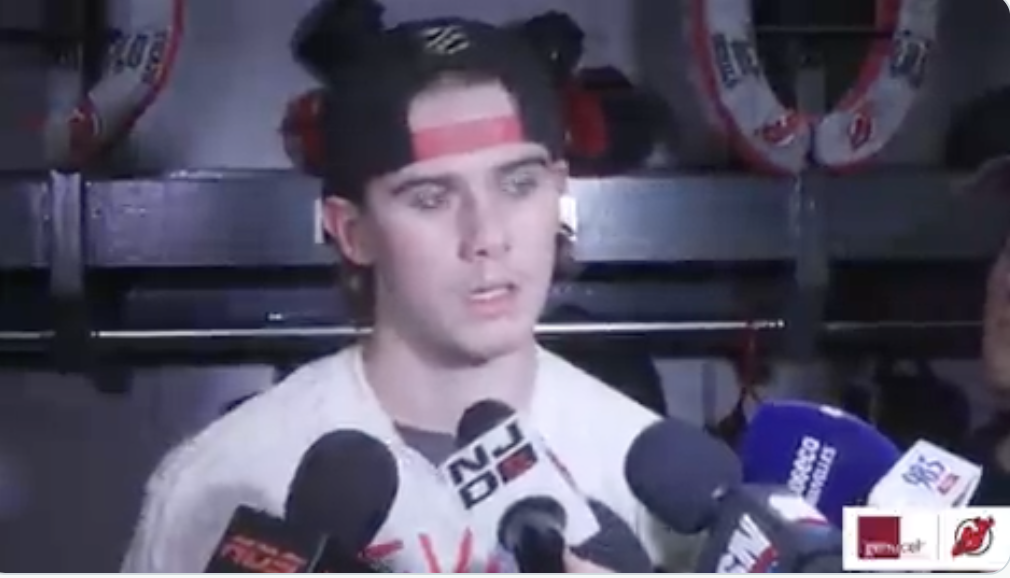 Vidéo: Jack Hughes REJETTE une journaliste montréalaise...