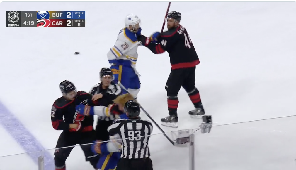 Vidéo: Jesperi Kotkaniemi PUNCH Rasmus Dahlin dans la FACE!!!!!