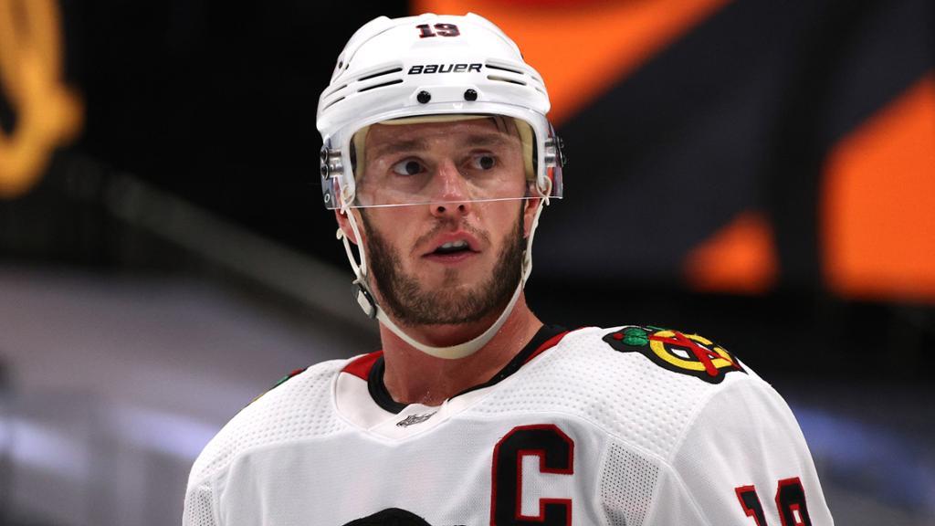 Jonathan Toews traite son DG d'IMBÉCILE...