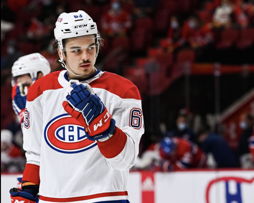 Martin St-Louis qui ENGUEULE Arber Xhekaj sur le banc...