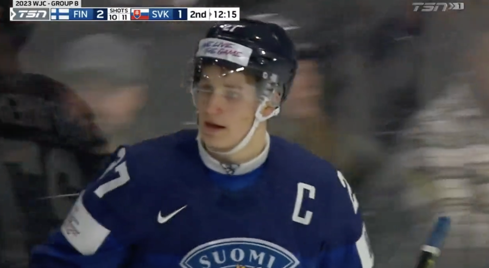 Oliver Kapanen fait tout sur une glace..