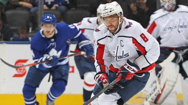 Vidéo: BOOM!! Le TRAIN Ovechkin envoie Connor Timmins sur le banc!!