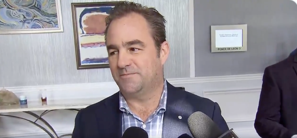 Vidéo: Geoff Molson se CAL....de Connor Bedard...