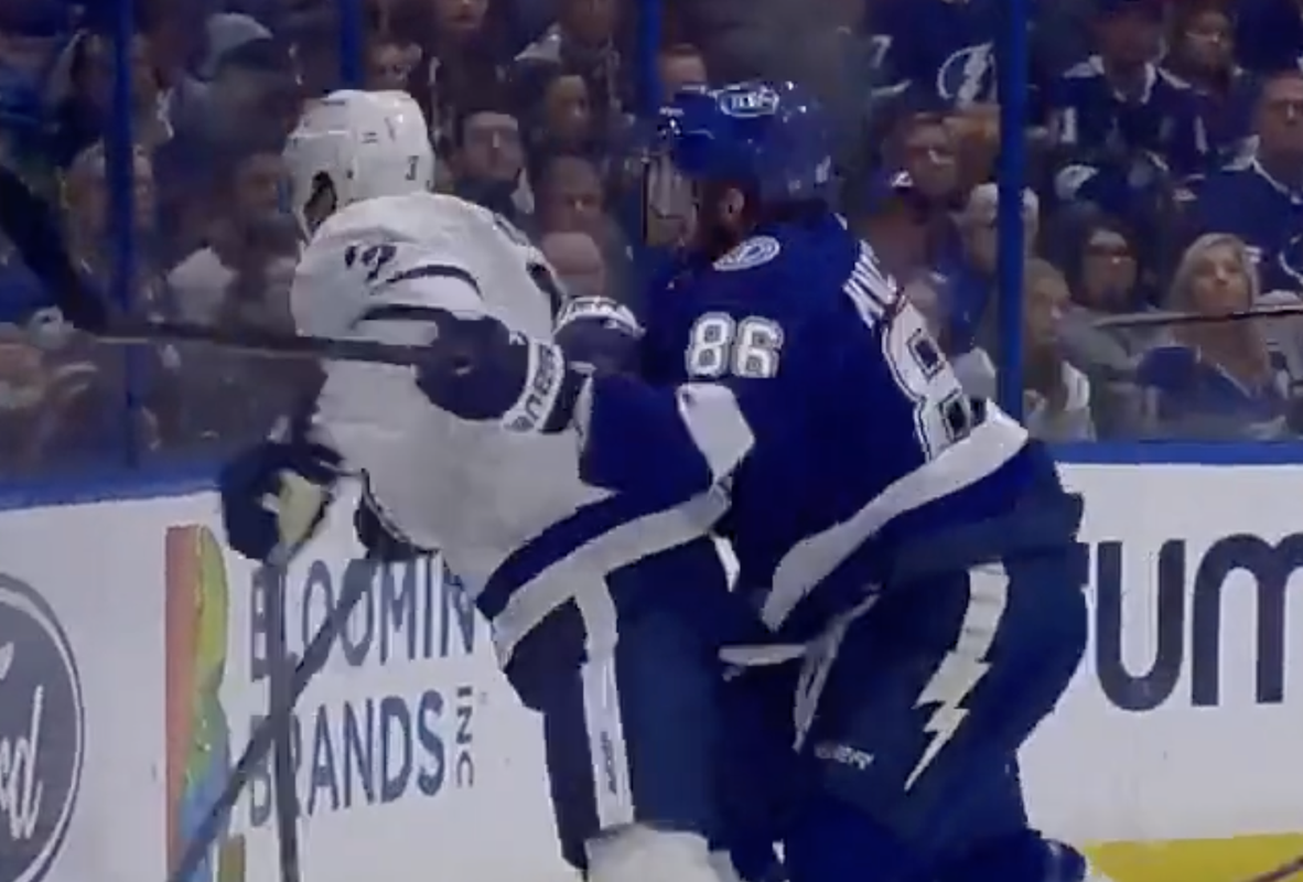 VIDEO: HAHA ... Les LEAFS qui tentent de BLESSER Kucherov