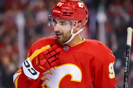 Vidéo: HAHA!! Nazem Kadri veut s'en prendre à Arber Xhekaj!!