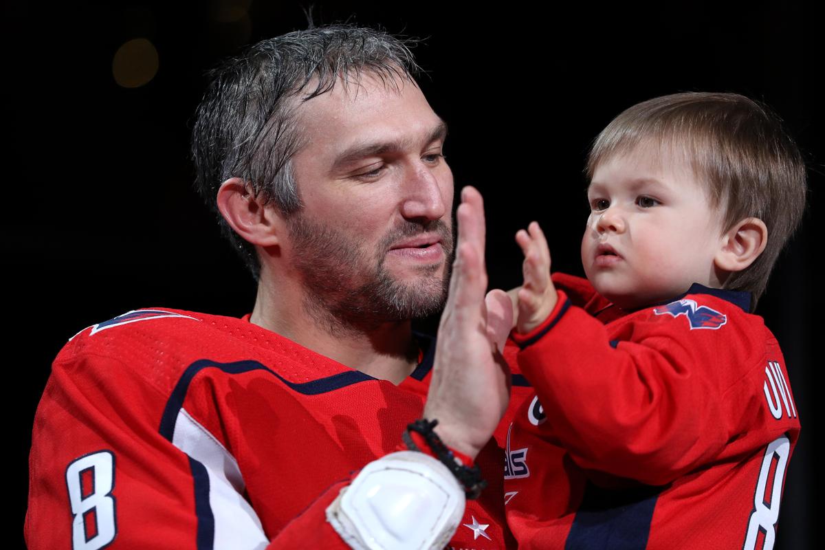 Vidéo: WOW!!! Alex Ovechkin célèbre son but avec son fils!!!