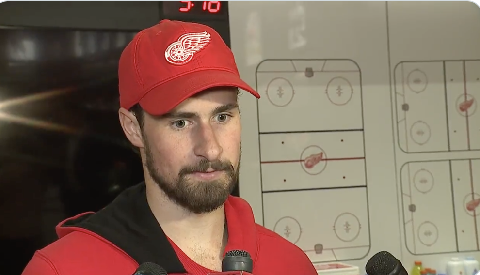 Vidéo: Dylan Larkin est en TABARN...Kent Hughes attend dans le BUISSON...