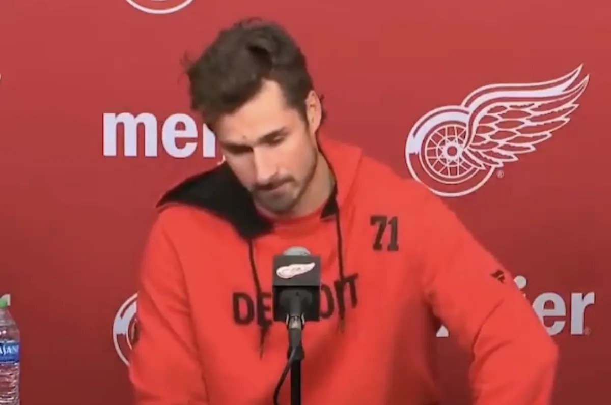 Dylan Larkin a FONDU en LARMES devant les CAMÉRAS