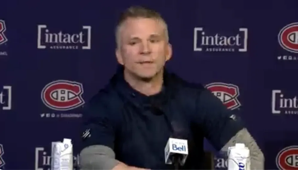 Martin St-Louis SAUTE une COCHE et quitte la conférence de presse