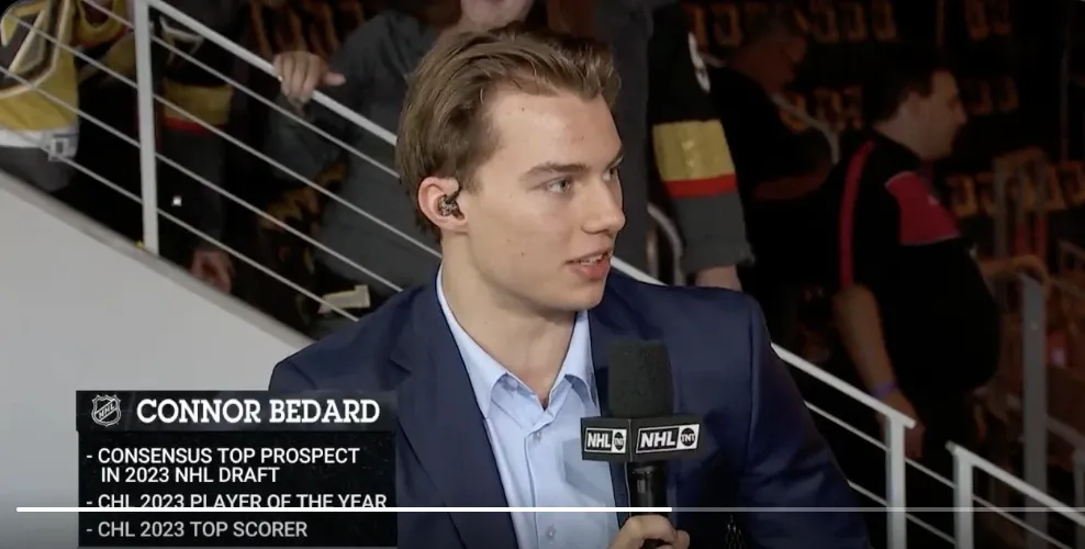 Connor Bedard fait son BAVEUX en direct à la télé