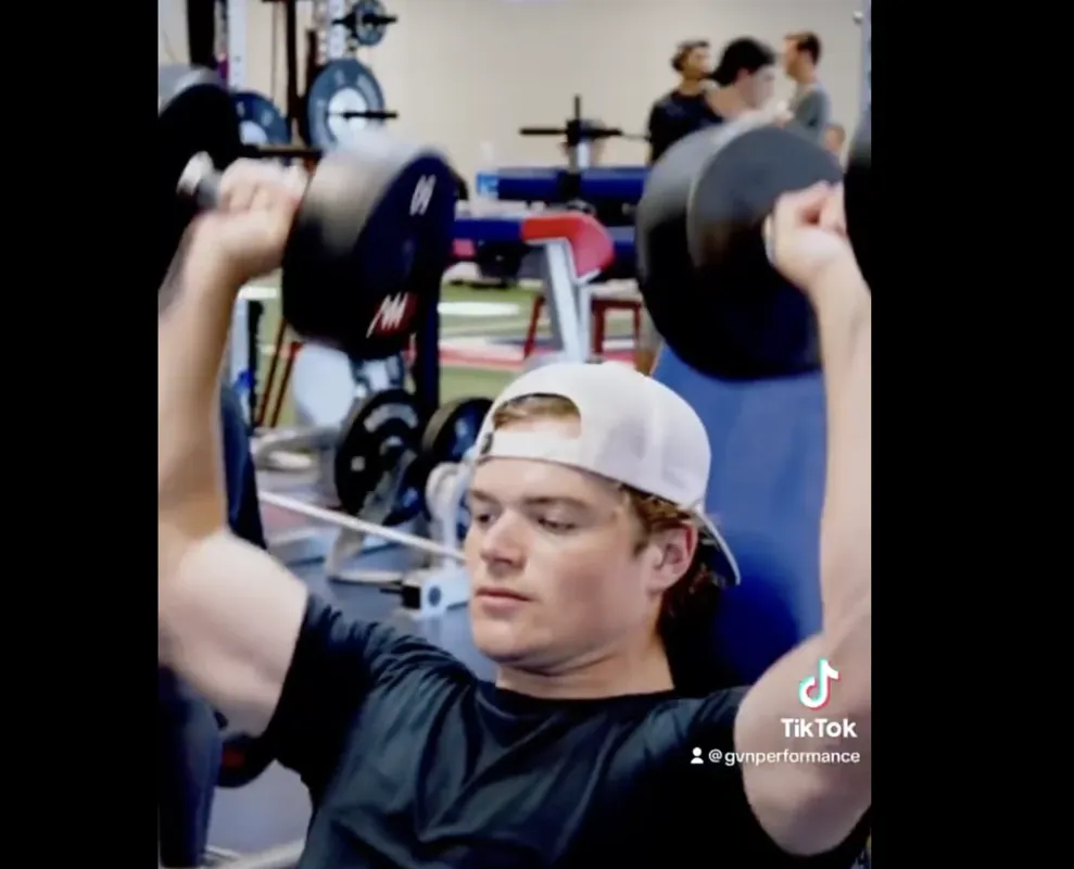 Cole Caufield est devenu MONSIEUR MUSCLES, Nick Suzuki doit retourner au gym