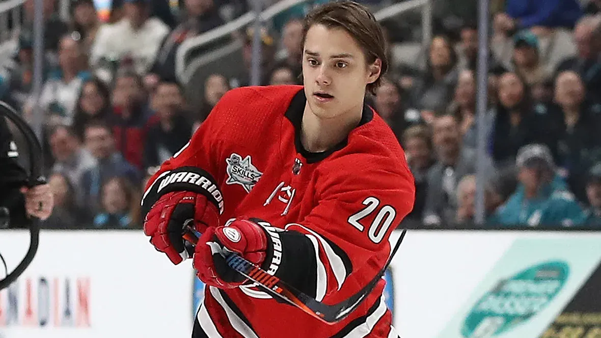 Sebastian Aho met Pierre-Luc Dubois dans sa poche arrière