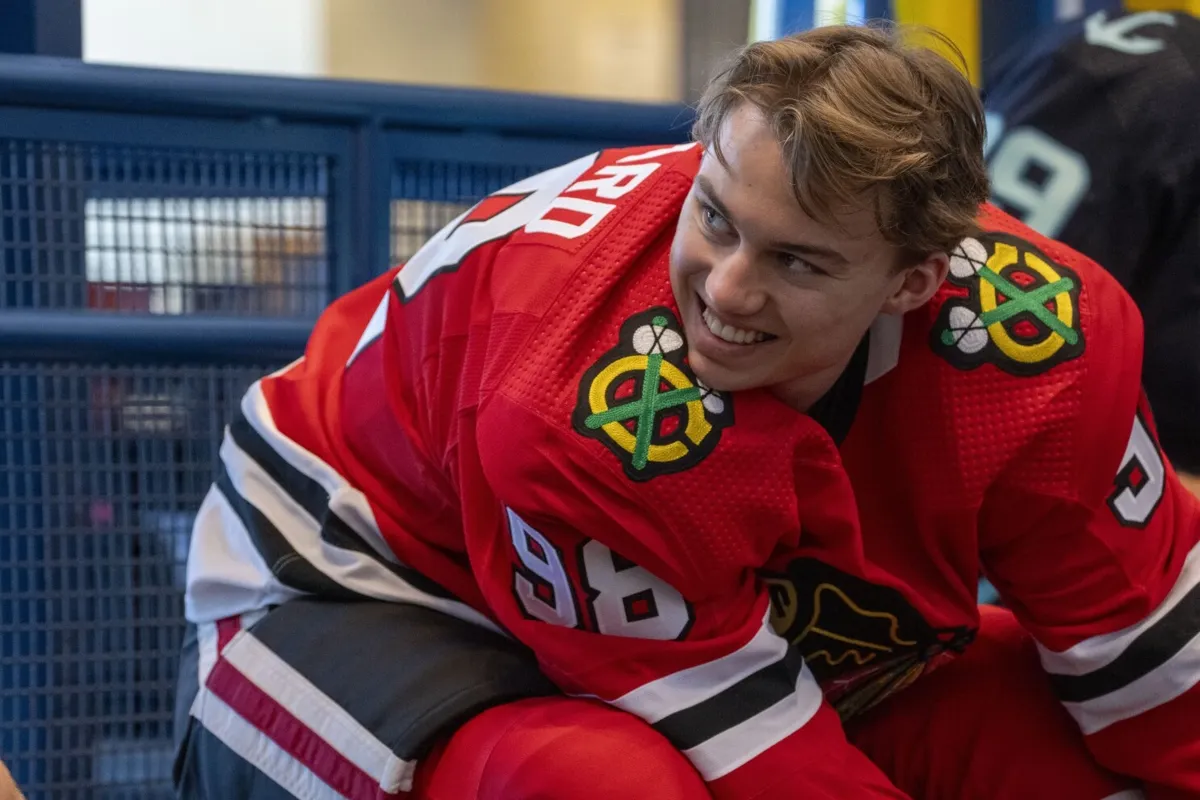 Connor Bedard fait ce qu'il veut au camp des Hawks