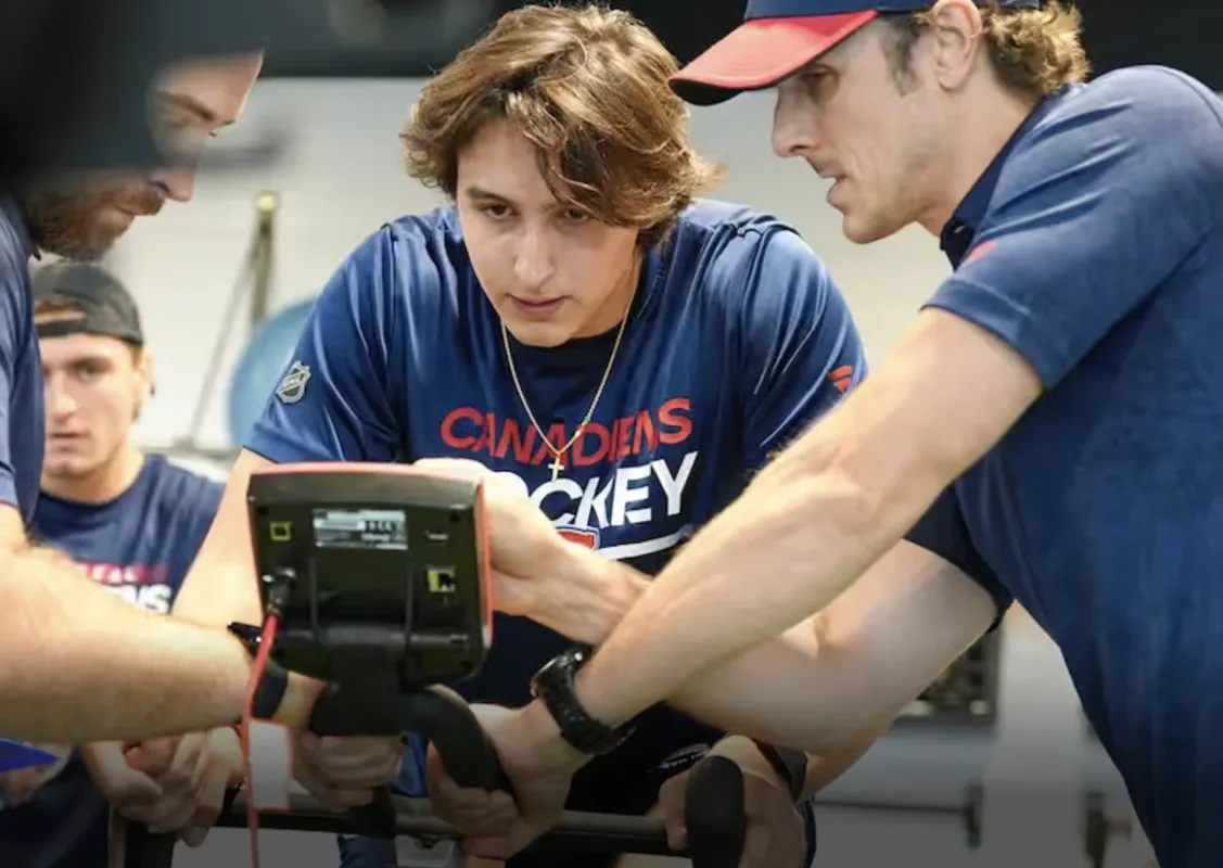 David Reinbacher mange la compétition au camp des recrues