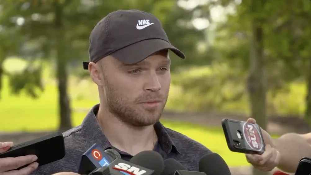 Max Domi ignore Élizabeth Rancourt et Luc Gélinas