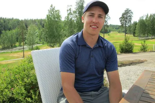 Teuvo Teravainen à la gauche de Nick Suzuki et Cole Caufield...