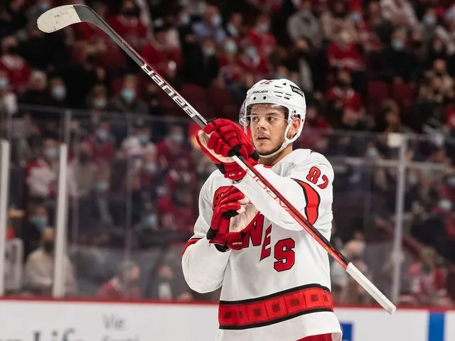 Jesperi Kotkaniemi envoie un message sans détour à Dominique Ducharme